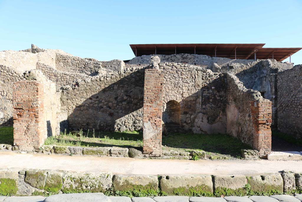 IX.1.10, on left, and linked to IX.1.11, on right, Pompeii. December 2018. Entrance doorways. Photo courtesy of Aude Durand.