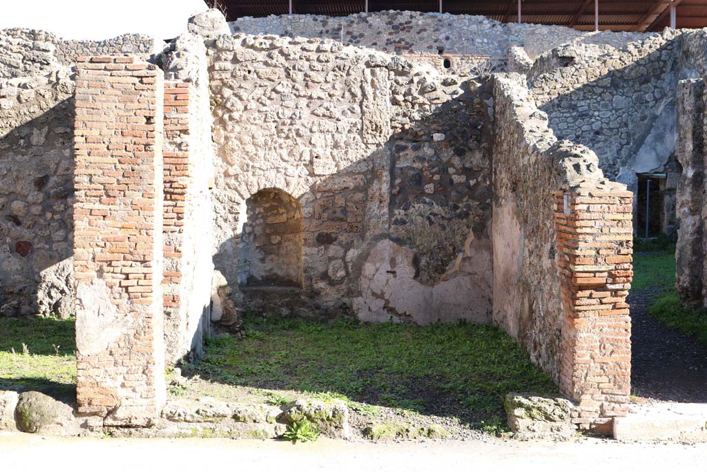 IX.1.11 Pompeii. December 2018. Looking east to entrance doorway. Photo courtesy of Aude Durand.

