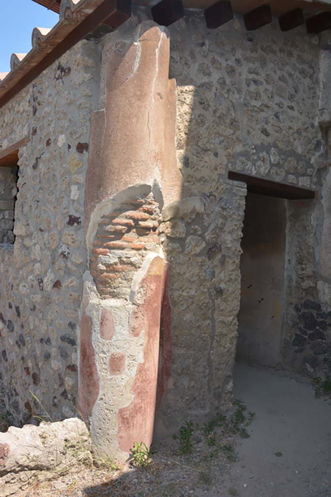 IX.1.12 Pompeii. July 2017. 
Masonry column covered with stucco in north wall of south portico next to doorway to cubiculum.
Foto Annette Haug, ERC Grant 681269 DÉCOR.
