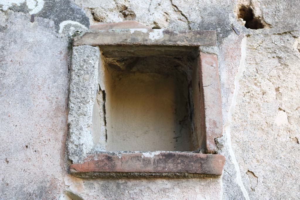 IX.1.12 Pompeii. December 2018. Niche in south wall of portico. Photo courtesy of Aude Durand.