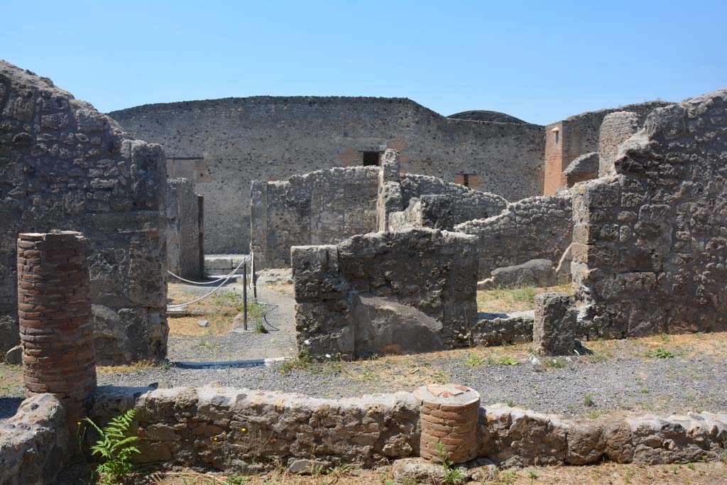 IX.1.12 Pompeii. July 2017. Looking west from peristyle garden, with doorway to atrium and across to entrance corridor, on left.
Foto Annette Haug, ERC Grant 681269 DÉCOR.

