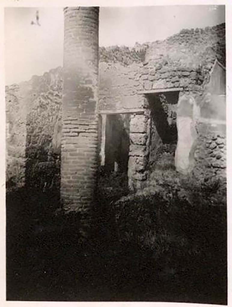 IX.1.12 Pompeii. Pre-1943. Photo by Tatiana Warscher.
Looking towards column on north-west side of peristyle, and doorways to corridor and stairs, at rear.
See Warscher, T. Codex Topographicus Pompeianus, IX.1. (1943), Swedish Institute, Rome. (no.50), p. 81.
