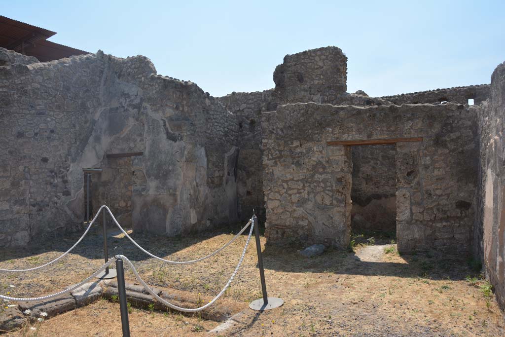 IX.1.12 Pompeii. July 2017. Looking east across south side of atrium.
Foto Annette Haug, ERC Grant 681269 DÉCOR.
