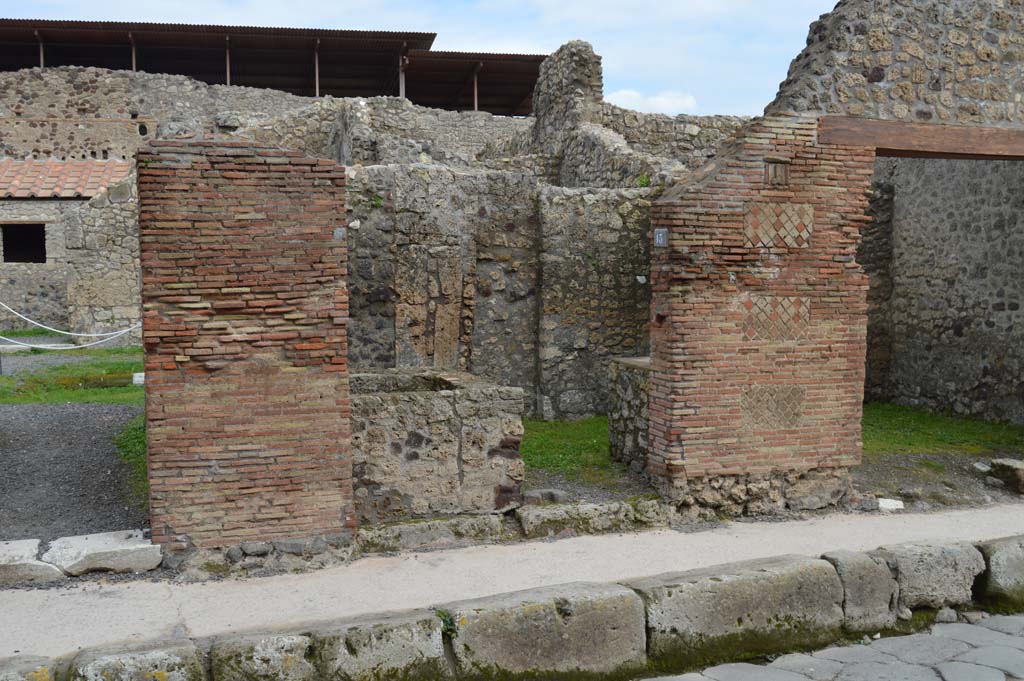 IX.1.13 Pompeii, in centre. March 2018. Looking towards entrance doorway on Via Stabiana.
Foto Taylor Lauritsen, ERC Grant 681269 DÉCOR.
