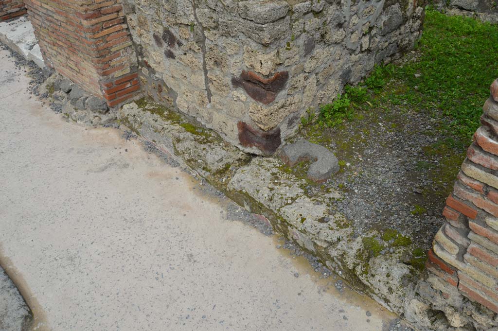 IX.1.13 Pompeii. March 2018. Looking north towards corner of counter/podium at entrance.
Foto Taylor Lauritsen, ERC Grant 681269 DÉCOR.
