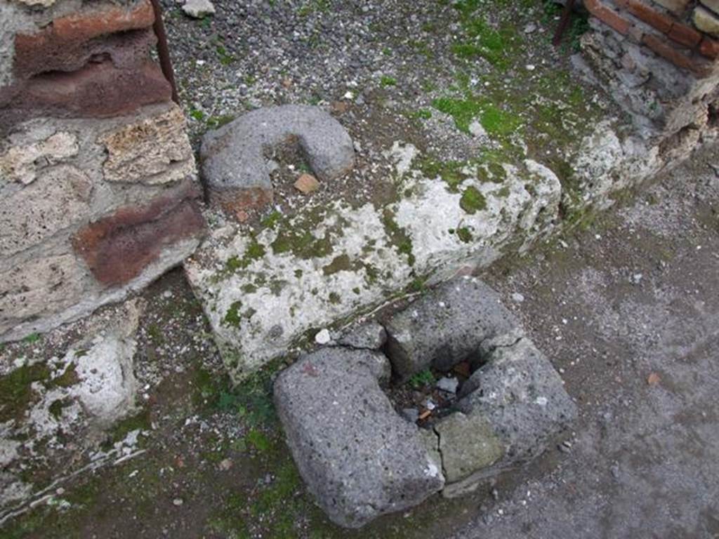 IX.1.13 Pompeii. December 2007. Step at entrance. The threshold of fragmented calcareous blocks was 0.30m wide: two lava blocks, with circular hole centrally placed inside and outside of the threshold, had the function of supporting the post for closing the door.  
See Gallo, A: L’insula I della Regione IX, Settore Occidentale, in Studi della Soprintendenza archeologica di Pompei, no. I, 2001, (p.53)
