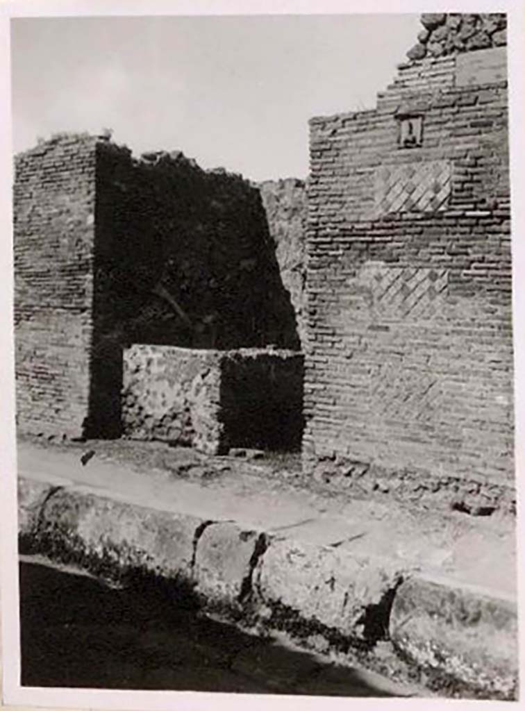 IX.1.13 Pompeii. Pre-1943. Looking towards entrance on east side of Via Stabiana. Photo by Tatiana Warscher.
See Warscher, T. Codex Topographicus Pompeianus, IX.1. (1943), Swedish Institute, Rome. (no.55), p. 88.
