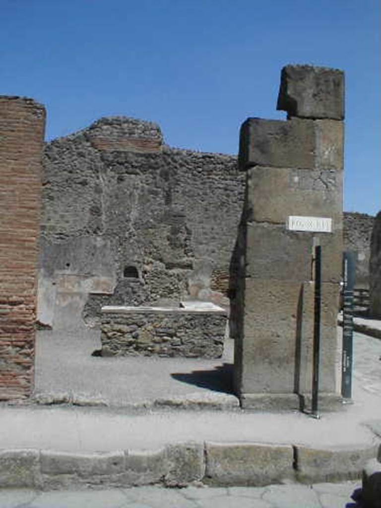 IX.1.15 Pompeii. May 2005. Corner of Via Stabiana, with Via dell’Abbondanza, on the right.