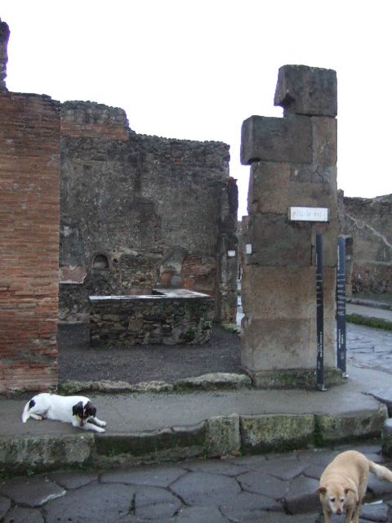 IX.1.15 Pompeii. December 2005. Looking east towards linked entrance at IX.1.16. 