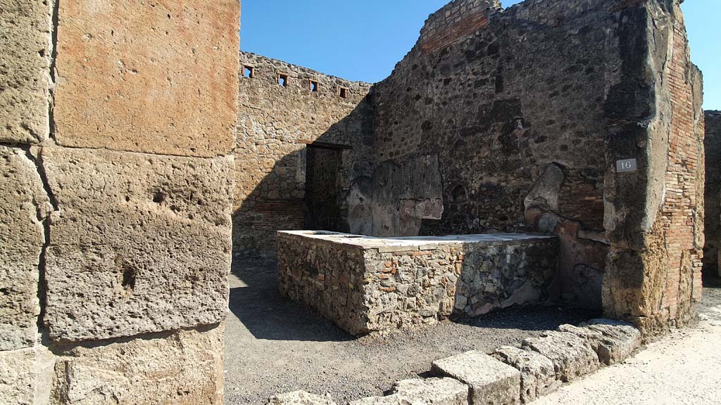 IX.1.16, Pompeii. July 2021. Looking north-east towards entrance doorway.
Foto Annette Haug, ERC Grant 681269 DÉCOR.

