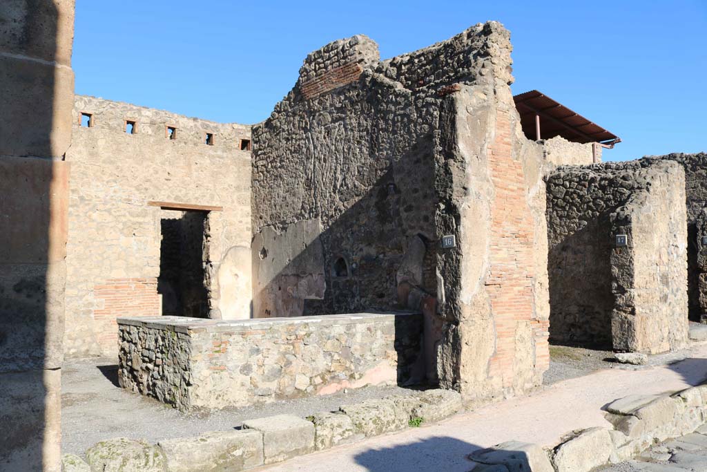 IX.1.16 Pompeii. December 2018. 
Looking north-east towards entrance doorway on Via dell’Abbondanza. Photo courtesy of Aude Durand.

