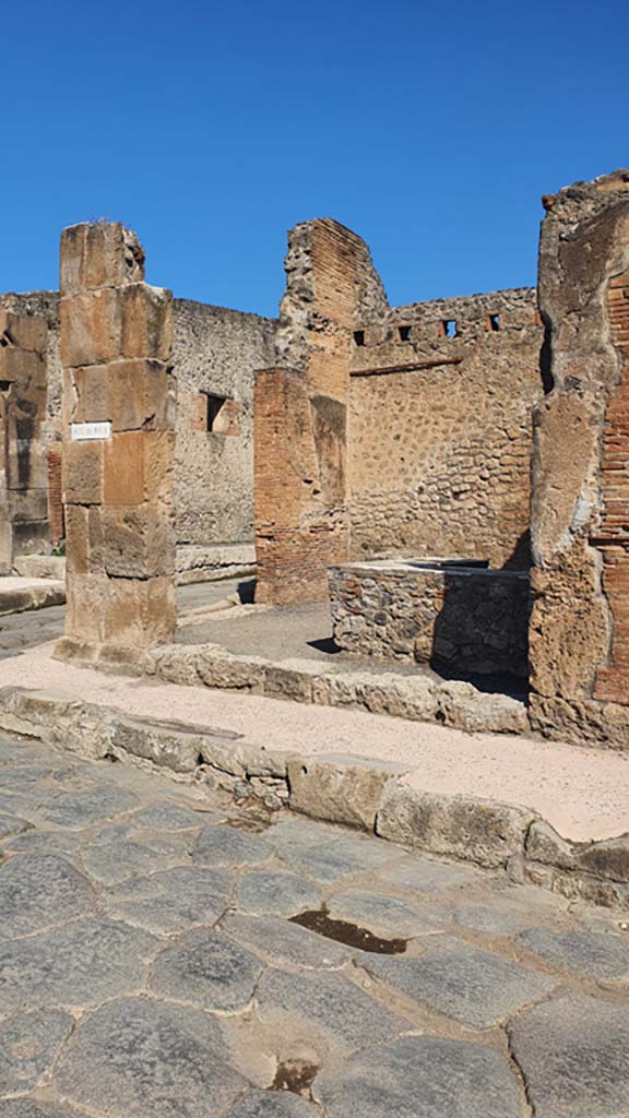 IX.1.16, Pompeii. July 2021. 
Looking north-west to entrance doorways, with IX.1.15, centre left.
Foto Annette Haug, ERC Grant 681269 DÉCOR.
