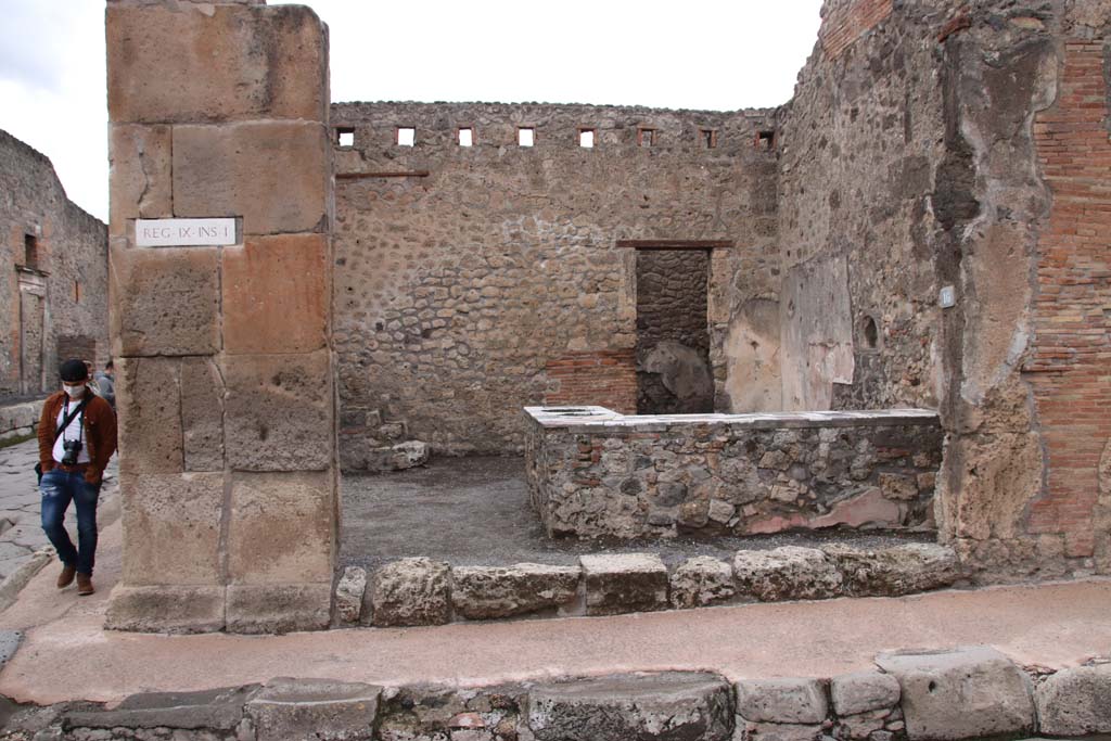 IX.1.16 Pompeii. October 2020. Looking towards entrance on north side of Via dell’Abbondanza, during the year of the pandemic.
Photo courtesy of Klaus Heese.
