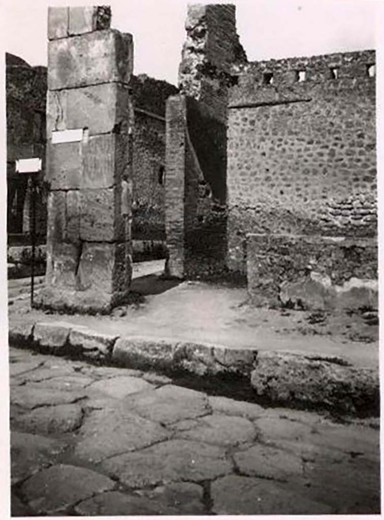 IX.1.16 Pompeii. Pre-1943. Photo by Tatiana Warscher.
Looking through entrance on Via dell’Abbondanza towards other entrance on Via Stabiana.
See Warscher, T. Codex Topographicus Pompeianus, IX.1. (1943), Swedish Institute, Rome. (no.61), p. 95.
