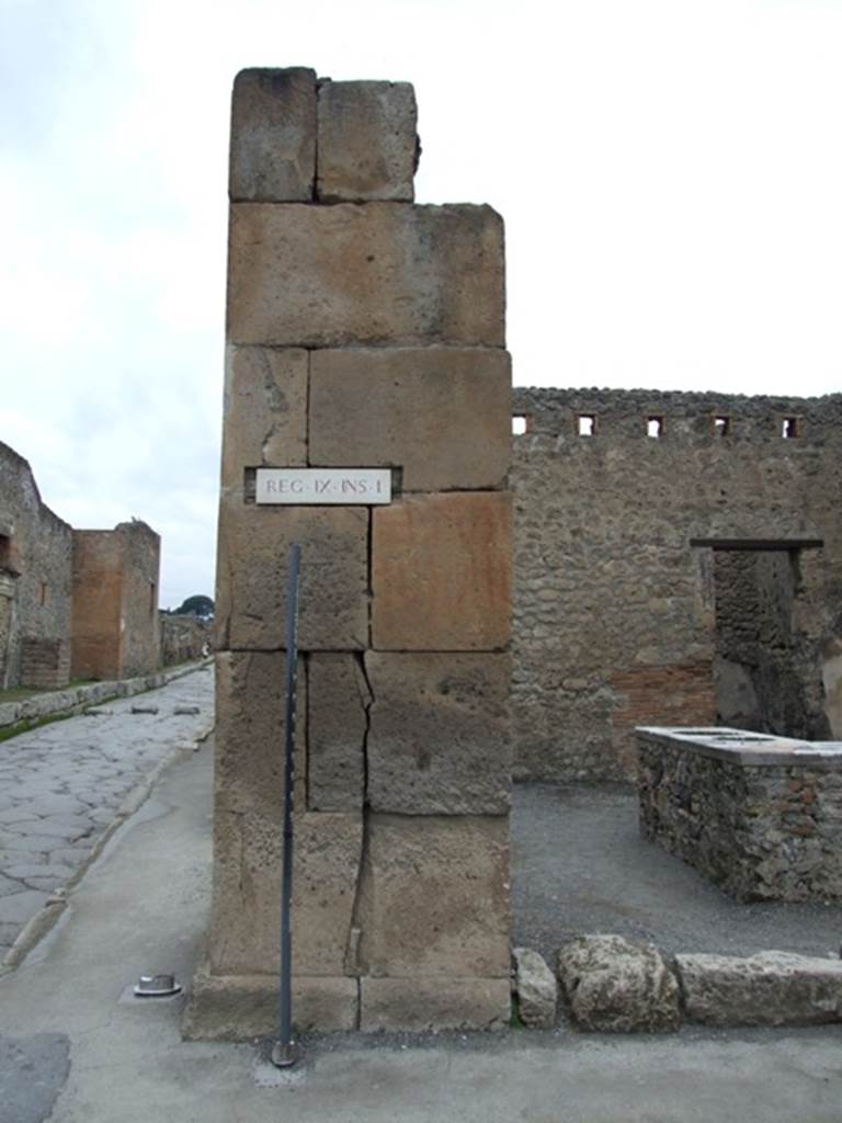 IX.1.16 Pompeii. December 2007.  Pillar on corner of crossroads of Via Stabiana and Via dell’ Abbondanza, with remains of red painted Oscan inscription.  

