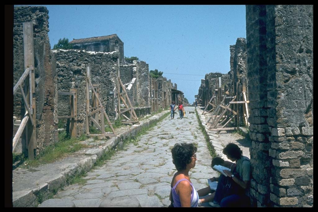 IX.1.16 Pompeii. (on left). Via dell’Abbondanza, looking east.
Photographed 1970-79 by Günther Einhorn, picture courtesy of his son Ralf Einhorn.
