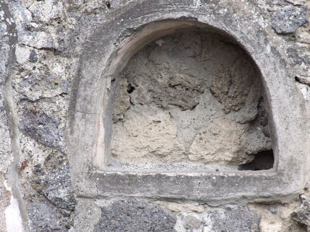 IX.1.16 Pompeii. December 2018. Detail of niche on east wall. Photo courtesy of Aude Durand.

