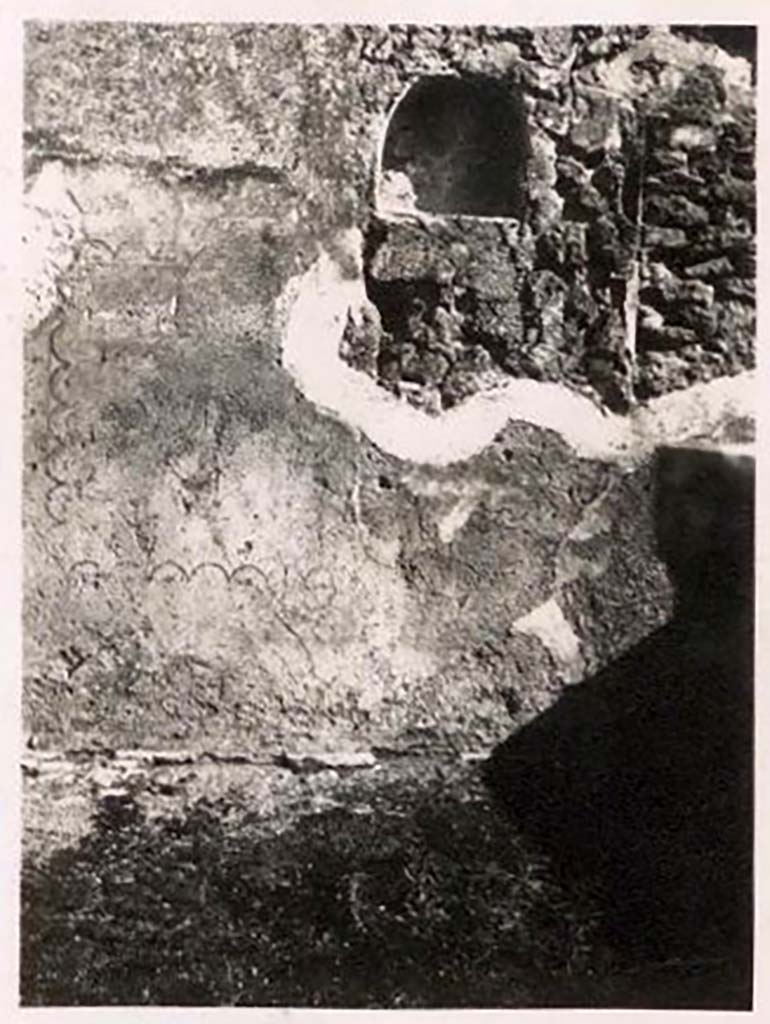 IX.1.16 Pompeii. Pre-1943. Arched niche on east wall, with detail of some wall decoration. 
Photo by Tatiana Warscher.
See Warscher, T. Codex Topographicus Pompeianus, IX.1. (1943), Swedish Institute, Rome. (no.62), p. 95.
