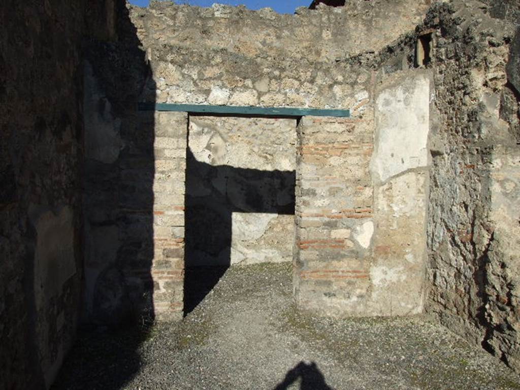 IX.1.18 Pompeii. December 2006.  Looking north across area that would have been an open tablinum, to doorway to cubiculum.
