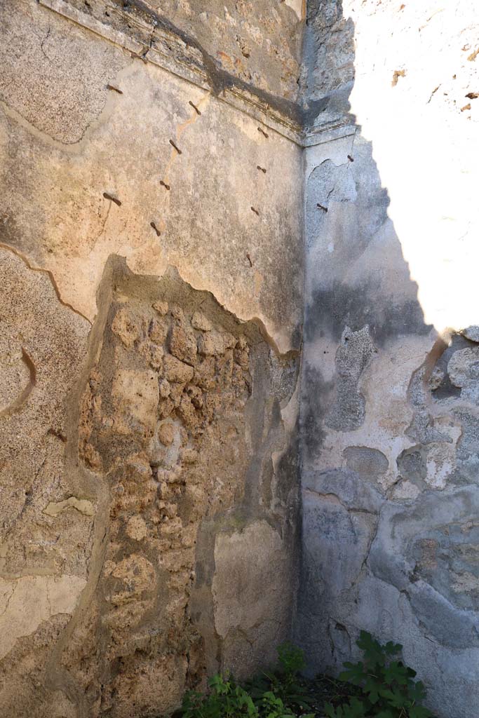 IX.1.18 Pompeii. Pompeii. December 2018. 
North-west corner with moulded stucco cornice of cubiculum at rear of tablinum. 
Photo courtesy of Aude Durand.
