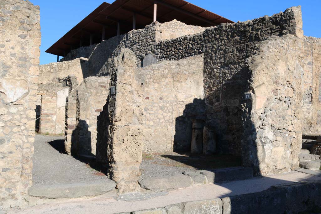 IX.1.19 Pompeii, on right. December 2018. 
Looking north-east towards entrance doorway, with IX.1.18, on left. Photo courtesy of Aude Durand.

