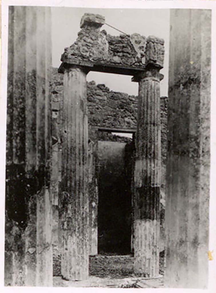 IX.1.20 Pompeii. Pre-1943. Photo by Tatiana Warscher.
Room 2, atrium, looking east across atrium towards doorway to (our) room 5, Warscher wrote that “only a small part of the epistyle remained.” 
See Warscher, T. Codex Topographicus Pompeianus, IX.1. (1943), Swedish Institute, Rome. (no.81), p. 151.
