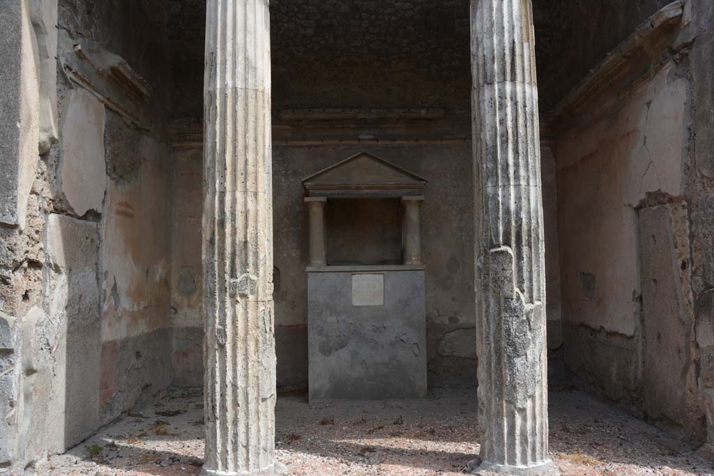 IX.1.20 Pompeii. September 2019. Room 2, looking east across impluvium in atrium towards east ala 6. 
Foto Annette Haug, ERC Grant 681269 DÉCOR


