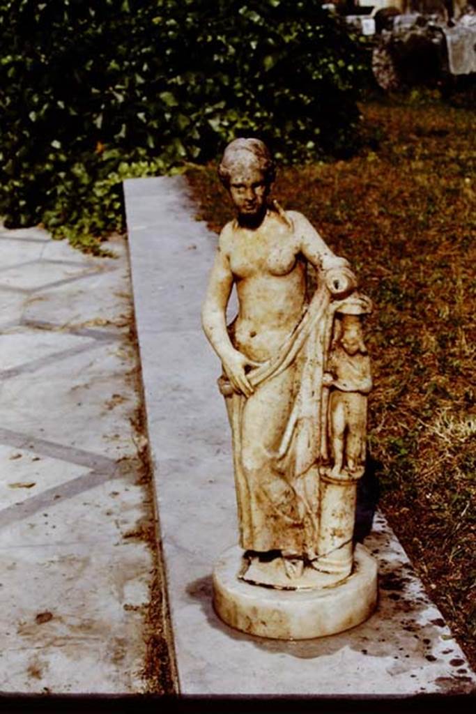 IX.1.20 Pompeii. 1971. White marble statuette of Venus. Now in Naples Museum, inventory number – 109620. Found 19th February 1866. Photo by Stanley A. Jashemski.
Source: The Wilhelmina and Stanley A. Jashemski archive in the University of Maryland Library, Special Collections (See collection page) and made available under the Creative Commons Attribution-Non Commercial License v.4. See Licence and use details. J71f0290
According to Jashemski, this statuette of Venus (0.47cm high) was found in a wooden cabinet where it had been stored along with other items of the domestic cult which had been emptied from the nearby lararium.
See Jashemski, W. F., 1993. The Gardens of Pompeii, Herculaneum and the Villas destroyed by Vesuvius.  New York: Caratzas. (p.125).
See Studi della Soprintendenza archeologica di Pompei, no.26: Marmora Pompeiana nel Museo Archeologico Nazionale di Napoli. (p.163).

