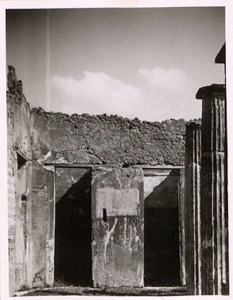 IX.1.20 Pompeii. Pre-1943. Room 2, atrium, looking towards north-east corner. Photo by Tatiana Warscher.
See Warscher, T. Codex Topographicus Pompeianus, IX.1. (1943), Swedish Institute, Rome. (no.91), p. 165.
