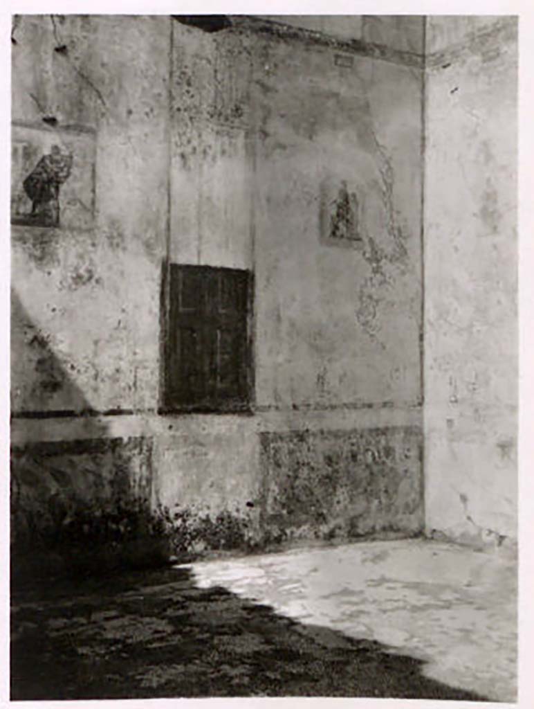 IX.1.20 Pompeii. Pre-1943. Room 9, east end of north wall. Photo by Tatiana Warscher.
See Warscher, T. Codex Topographicus Pompeianus, IX.1. (1943), Swedish Institute, Rome. (no.101), p. 176.
