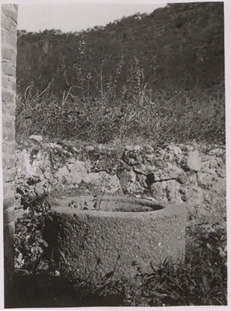 IX.1.20 Pompeii. Pre-1943. Lava puteal in garden area. Photo by Tatiana Warscher.
See Warscher, T. Codex Topographicus Pompeianus, IX.1. (1943), Swedish Institute, Rome. (no.103a), p. 180.
