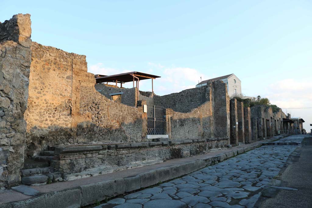 IX.1.20 Pompeii. December 2018. Looking east along north side of Via dell’Abbondanza. Photo courtesy of Aude Durand.