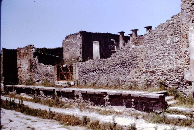 IX.1.20 Pompeii.  December 2006.  Podium looking east along Via dell� Abbondanza.