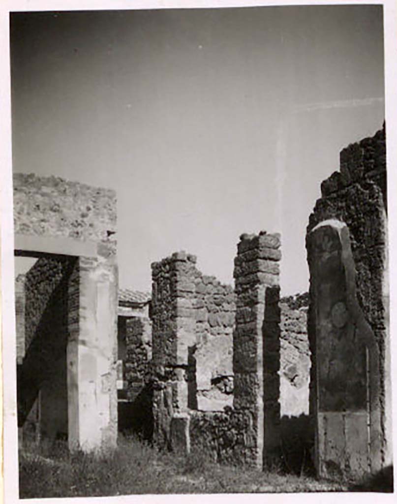 IX.1.22 Pompeii. Pre-1943. Room 1, looking towards room 6, on east side of atrium. Photo by Tatiana Warscher.
According to Warscher – “the wall decoration was the same as the west wall. 
On the wall (in the photo above) one can clearly see a medallion, and at the other end of the same wall, near the lararium, one can clearly see a rectangle.”
See Warscher, T. Codex Topographicus Pompeianus, IX.1. (1943), Swedish Institute, Rome. (no.114), p. 199.

