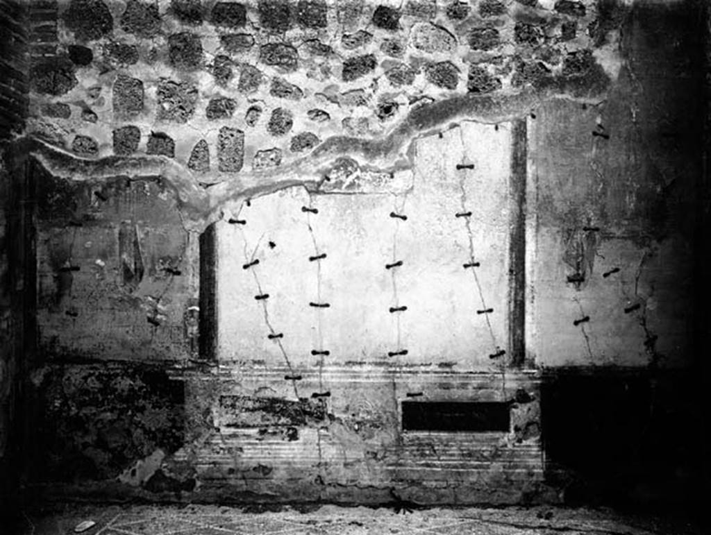 IX.1.22 Pompeii. W.1488. Room 7, east wall of tablinum with remains of painted decoration.
Photo by Tatiana Warscher. Photo © Deutsches Archäologisches Institut, Abteilung Rom, Arkiv. 
