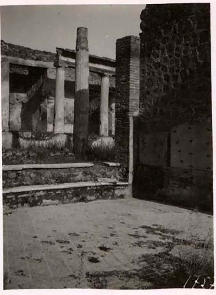 IX.1.22 Pompeii. Pre-1943. Room 7, looking towards north-east corner. Photo by Tatiana Warscher.
See Warscher, T. Codex Topographicus Pompeianus, IX.1. (1943), Swedish Institute, Rome. (no.121), p. 206.
