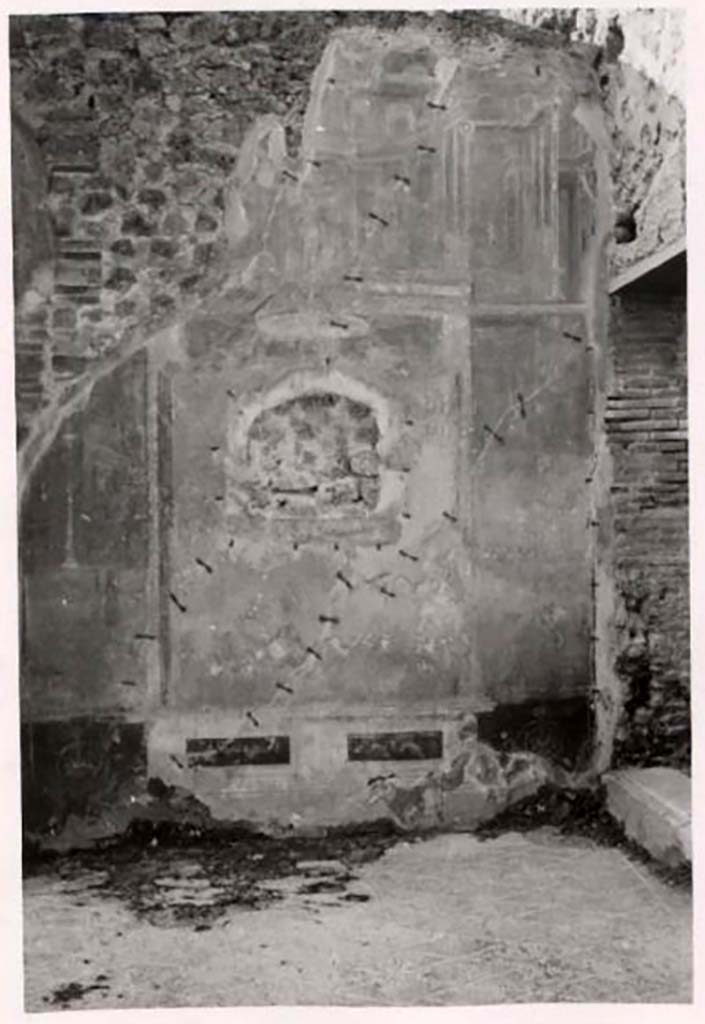 IX.1.22 Pompeii. Pre-1943. Room 7, west wall of tablinum. Photo by Tatiana Warscher.
See Warscher, T. Codex Topographicus Pompeianus, IX.1. (1943), Swedish Institute, Rome. (no.120), p. 205.
