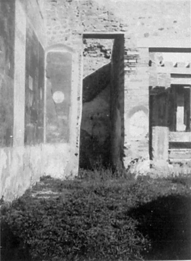 IX.1.22 Pompeii. 1941 photo by Tatiana Warscher. Atrium with doorway to room 8, a storeroom or cupboard.
In the panels on the walls of the atrium were paintings of still life and countryside scenes, now vanished or illegible.
DAIR 79.1986. Photo © Deutsches Archäologisches Institut, Abteilung Rom, Arkiv. 
See http://arachne.uni-koeln.de/item/marbilderbestand/936457
