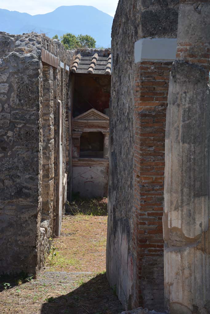 IX.1.22 Pompeii. September 2019. 
Looking south towards atrium in small corridor on east side of tablinum. 
Foto Annette Haug, ERC Grant 681269 DÉCOR
