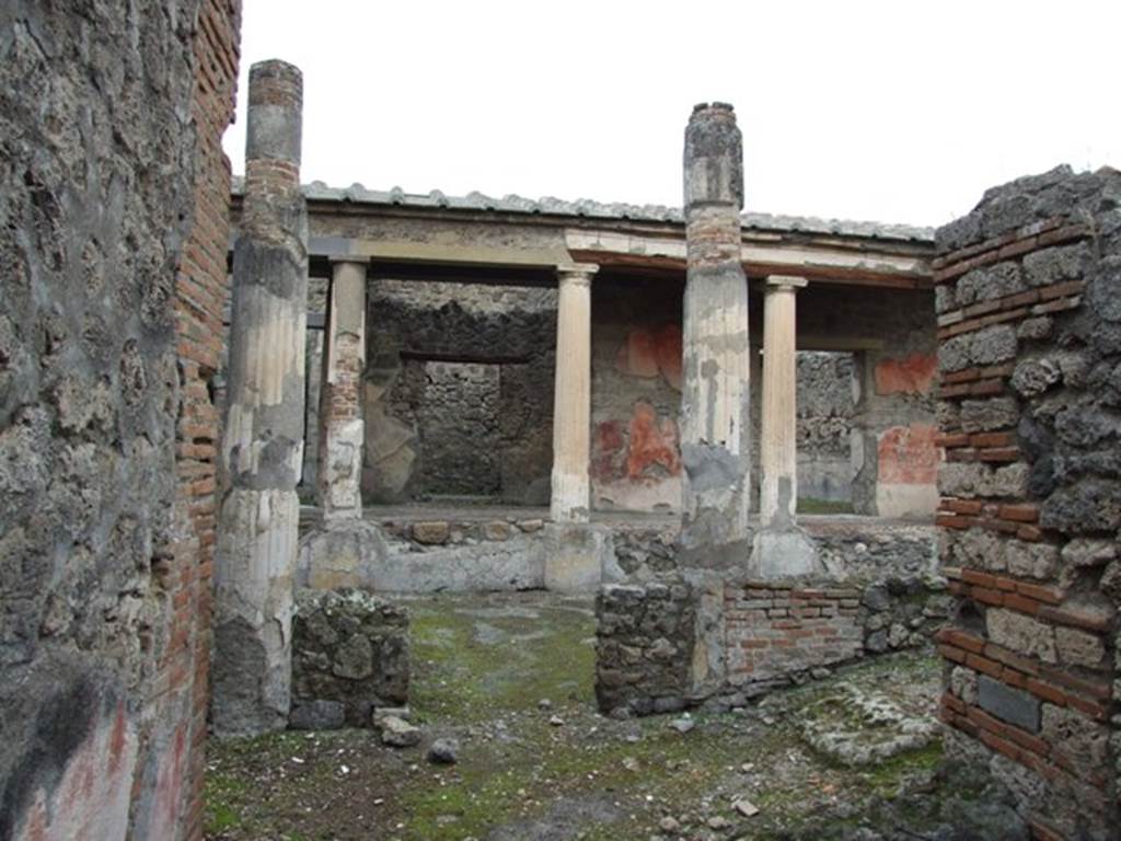 IX.1.22 Pompeii. December 2007. Room 14, south side of first peristyle. Looking north.