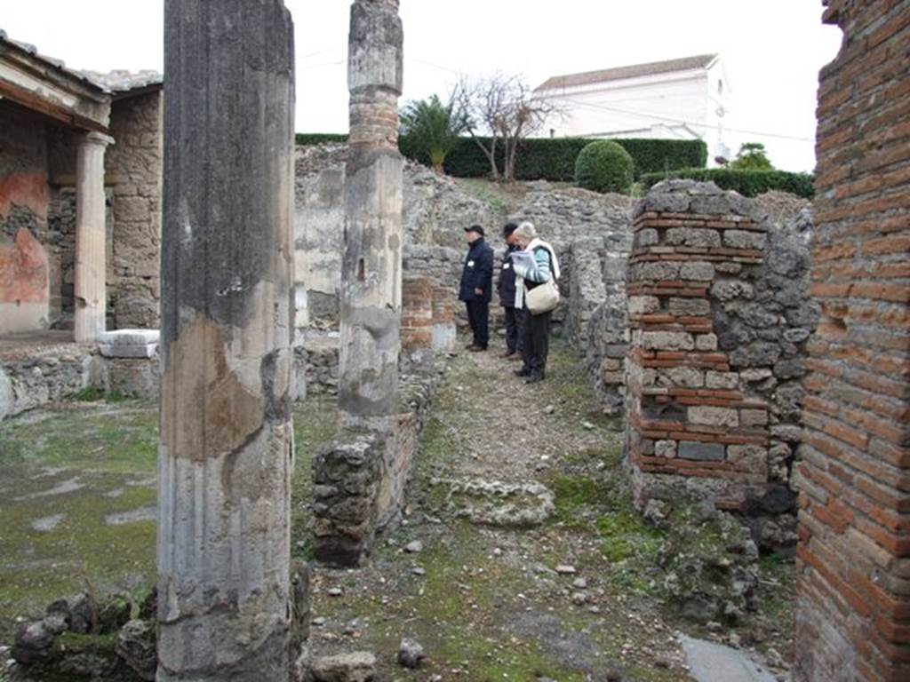 IX.1.22 Pompeii. December 2007. Room 14, south side of first peristyle, looking east.