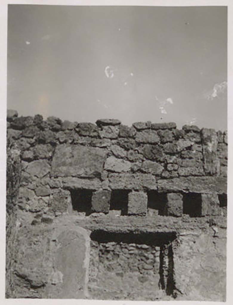 IX.1.22 Pompeii. Pre-1943. Room 17, window in east wall, with holes for support beams of an upper floor. 
The window would have been just under the ceiling. Photo by Tatiana Warscher.
See Warscher, T. Codex Topographicus Pompeianus, IX.1. (1943), Swedish Institute, Rome. (no.148), p. 258.
