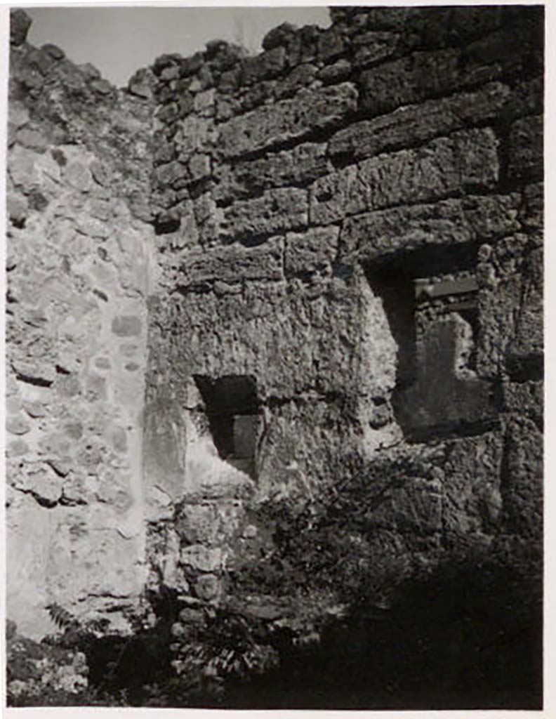 IX.1.22 Pompeii. Pre-1943. Room 18, windows in east wall in north-east corner of kitchen. Photo by Tatiana Warscher.
See Warscher, T. Codex Topographicus Pompeianus, IX.1. (1943), Swedish Institute, Rome. (no.150), p. 259.
