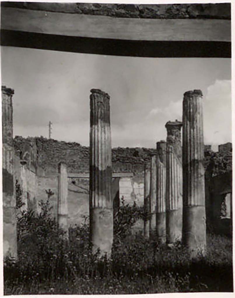 IX.1.22 Pompeii. Pre-1943. Room 21, looking north towards second peristyle. Photo by Tatiana Warscher.
See Warscher, T. Codex Topographicus Pompeianus, IX.1. (1943), Swedish Institute, Rome. (no.154), p. 267.
