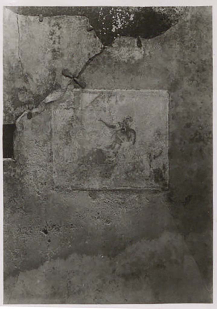 IX.1.22 Pompeii. Pre-1943. Room 23, remains of painting seen on east wall of the cubiculum. Photo by Tatiana Warscher.
See Warscher, T. Codex Topographicus Pompeianus, IX.1. (1943), Swedish Institute, Rome. (no.140), p. 241.
