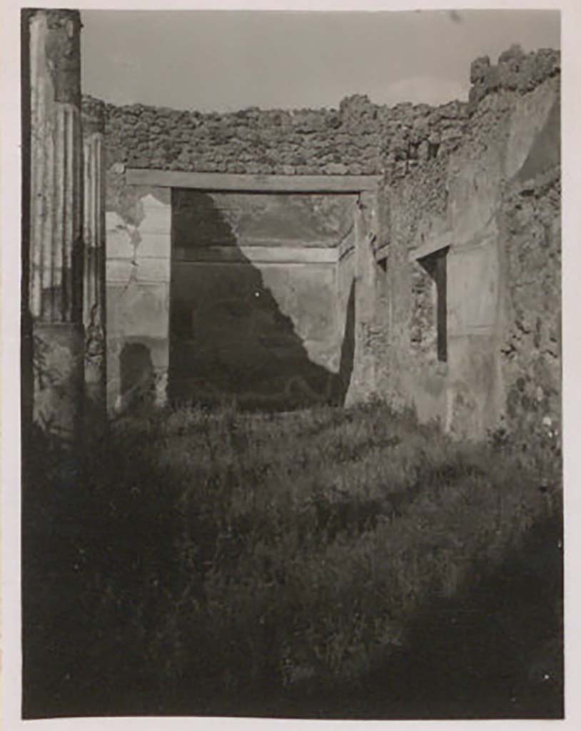 IX.1.22 Pompeii. Pre-1943. 
Room 24, looking north towards oecus/triclinium 25, along east side of second peristyle. Photo by Tatiana Warscher.
See Warscher, T. Codex Topographicus Pompeianus, IX.1. (1943), Swedish Institute, Rome. (no.155), p. 270.

