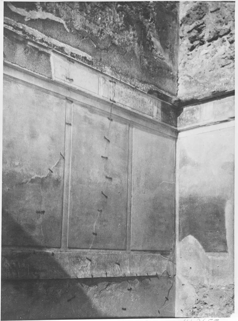 IX.1.22 Pompeii. 1941 photo by Tatiana Warscher. 
Room 25, west wall of room in north-east corner of peristyle.
DAIR 79.1985. Photo © Deutsches Archäologisches Institut, Abteilung Rom, Arkiv. 
