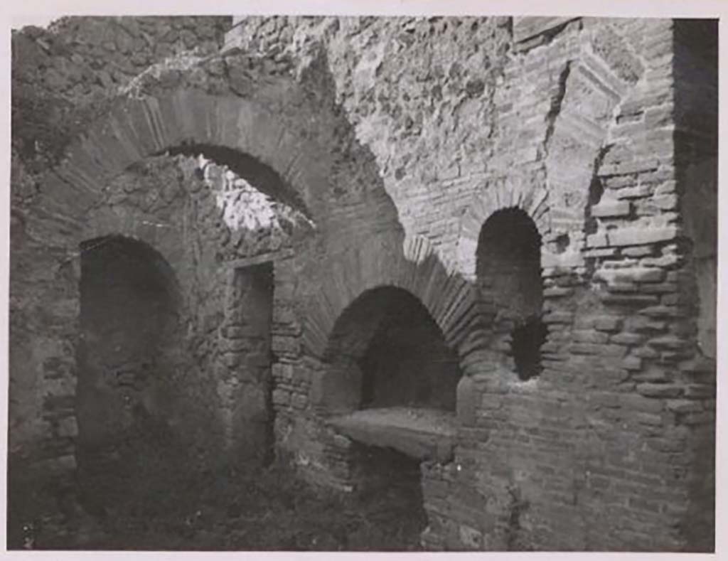 IX.1.22 Pompeii. Pre-1943. Room 29, bakery, on the left is the arched alcove with the cistern mouths. Photo by Tatiana Warscher.
See Warscher, T. Codex Topographicus Pompeianus, IX.1. (1943), Swedish Institute, Rome. (no.160), p. 276.
