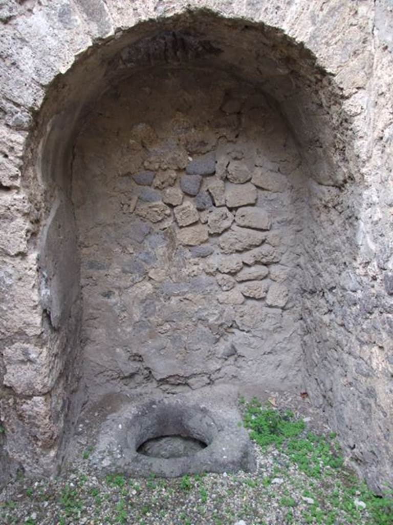 IX.1.22 Pompeii. December 2007. Room 29, larger arch and cistern mouth in bakery area.
The cistern mouth was located near to the bakery workshop, to be able to draw water nearby.
