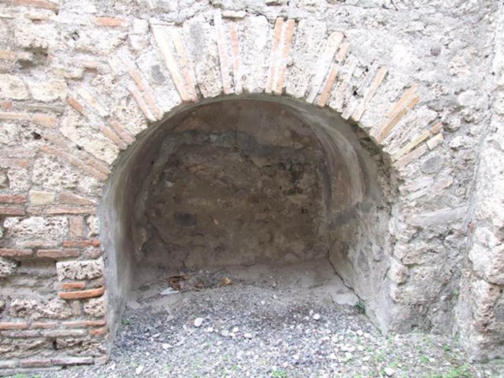 IX.1.22 Pompeii. December 2007. Room 29, small arch recess in bakery area, under stairs to upper floor area.  
